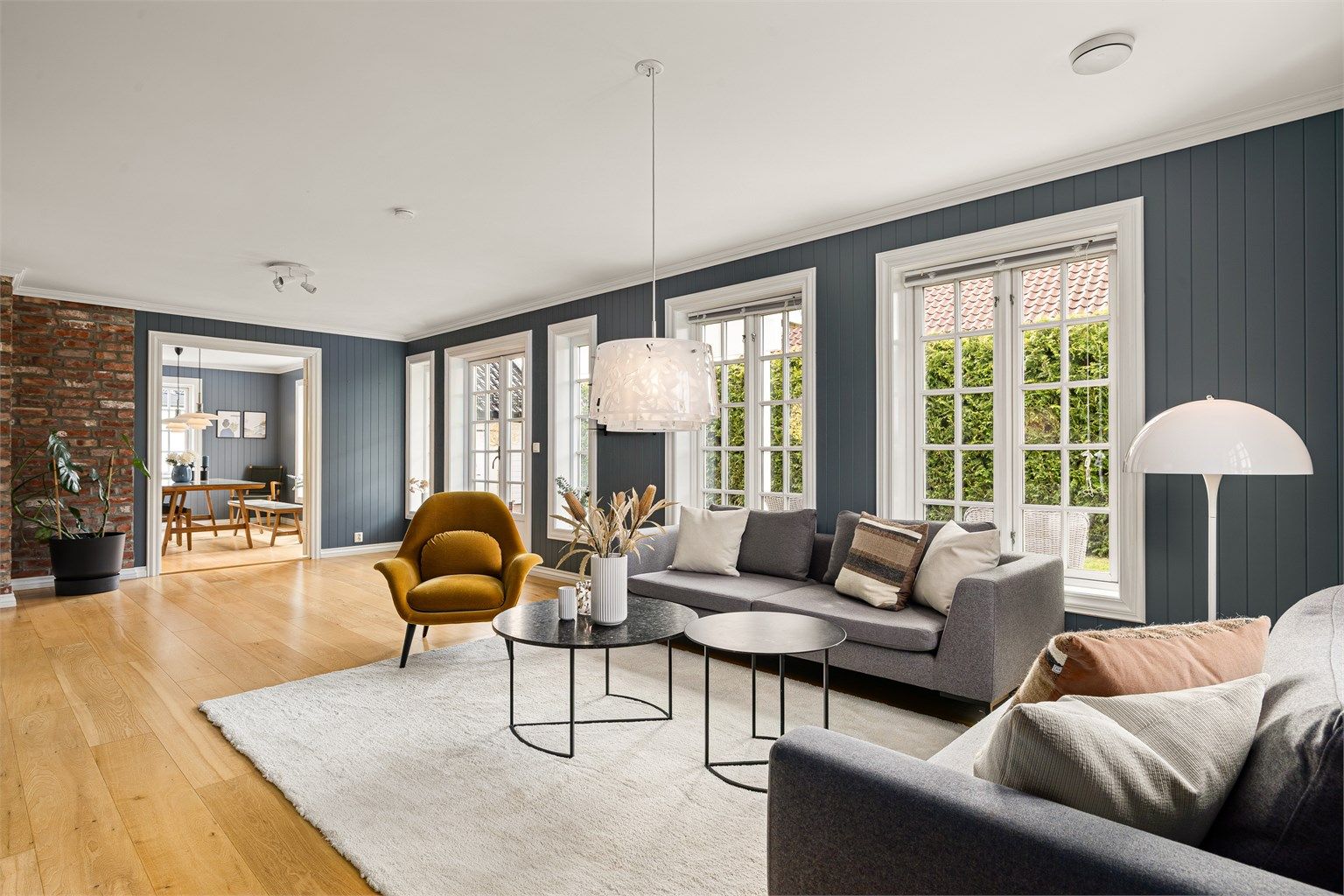 Boligen holder en gjennomgående god standard med lyse, romslige rom og store vindusflater.