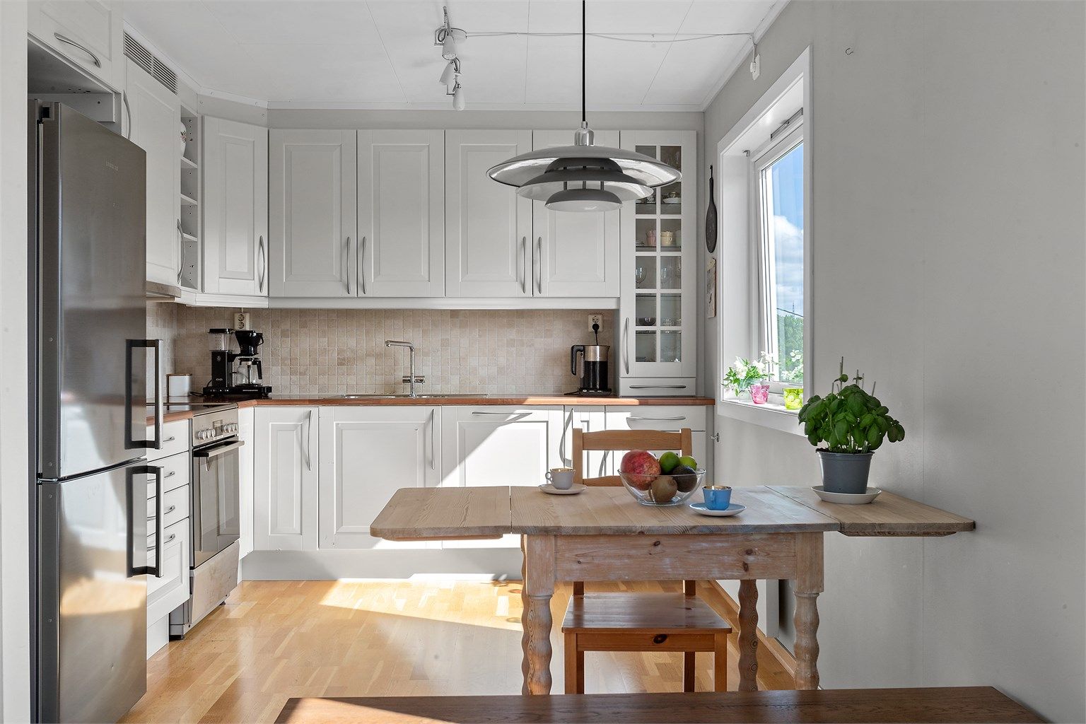 Flott kjøkken med moderne innredning. Masse skap og -benkeplass. 