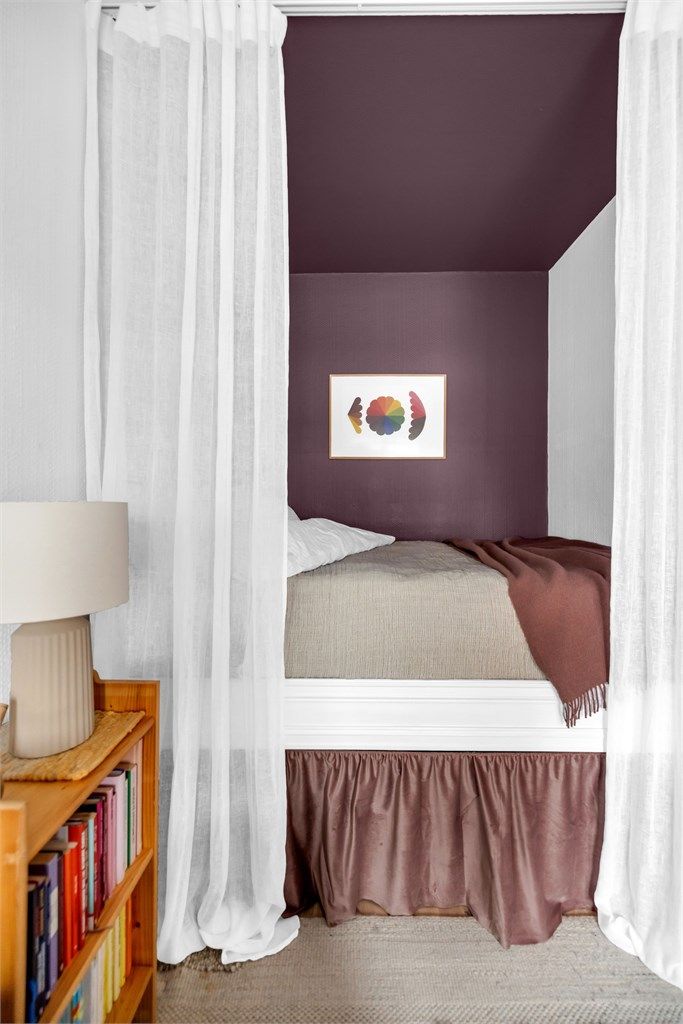 Sovealkoven har en god høyde som gir gode lagringsmuligheter.