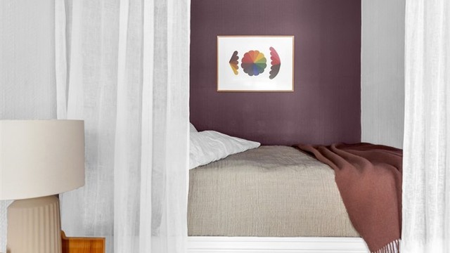 Sovealkoven har en god høyde som gir gode lagringsmuligheter.