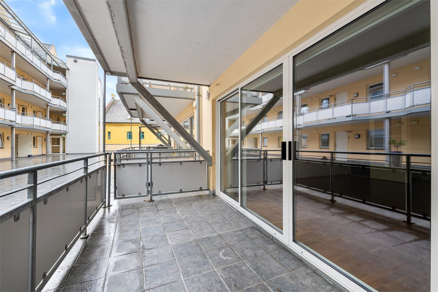 Balkongen er på ca. 10 kvm og har plass til både sittegruppe og øvrig ønsket møblement.