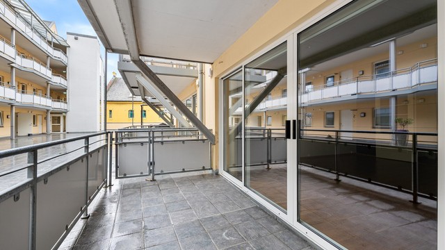 Balkongen er på ca. 10 kvm og har plass til både sittegruppe og øvrig ønsket møblement.