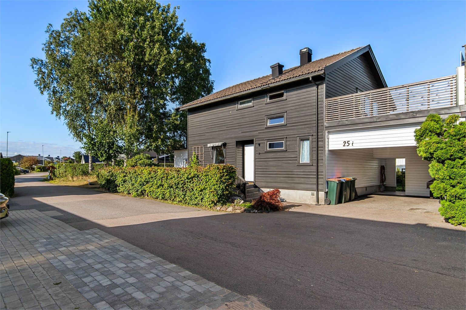 Enebolig fremstår romslig med god planløsning og god takhøyde. 