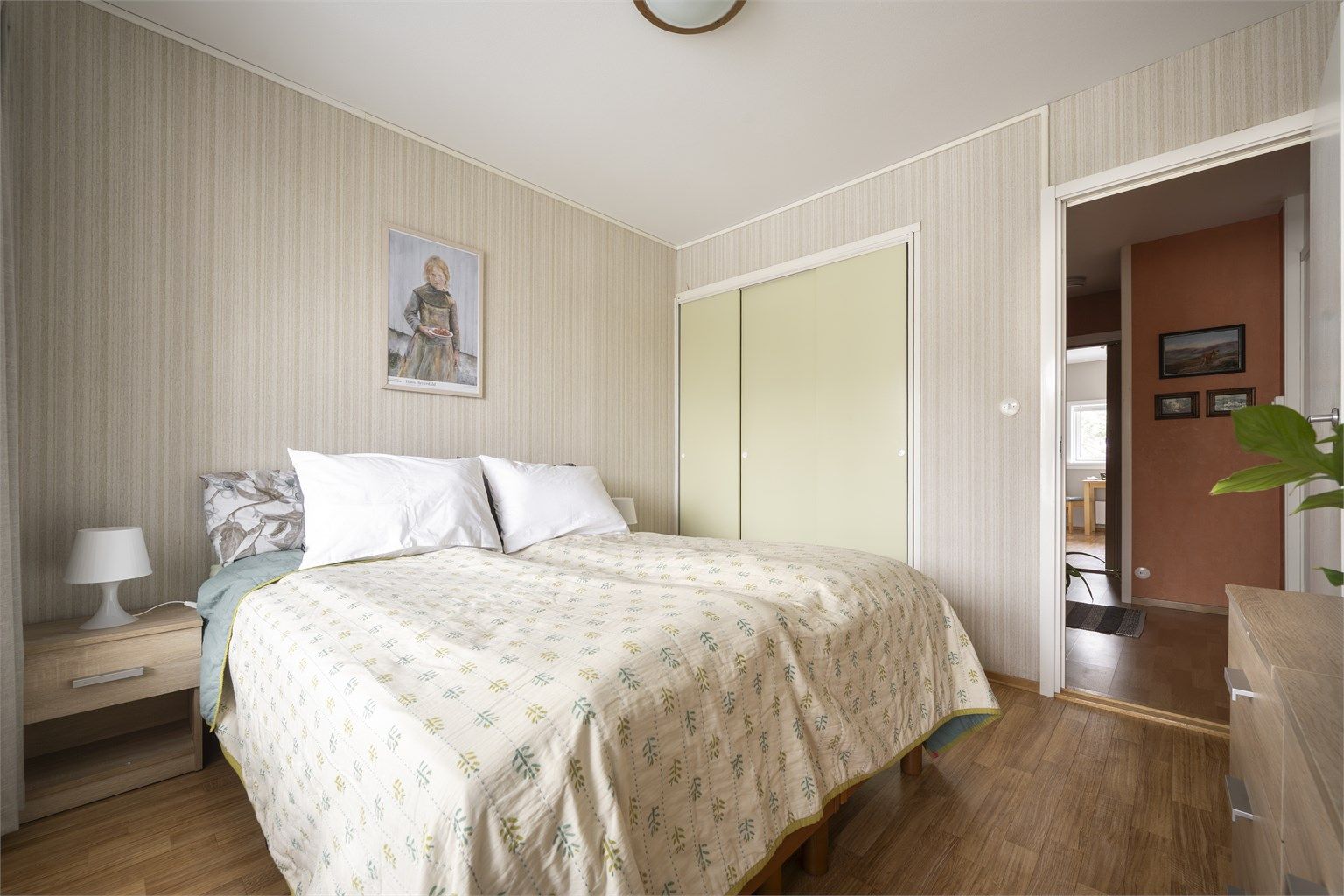 Det er også rikelig med oppbevaringsplass i en romslig skyvedørsgarderobe