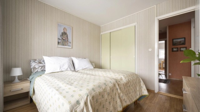 Det er også rikelig med oppbevaringsplass i en romslig skyvedørsgarderobe