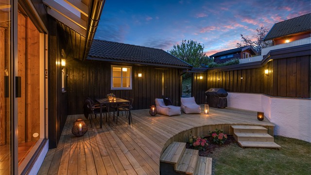 Utebelysning skaper en stemningsfull atmosfære rundt huset.
