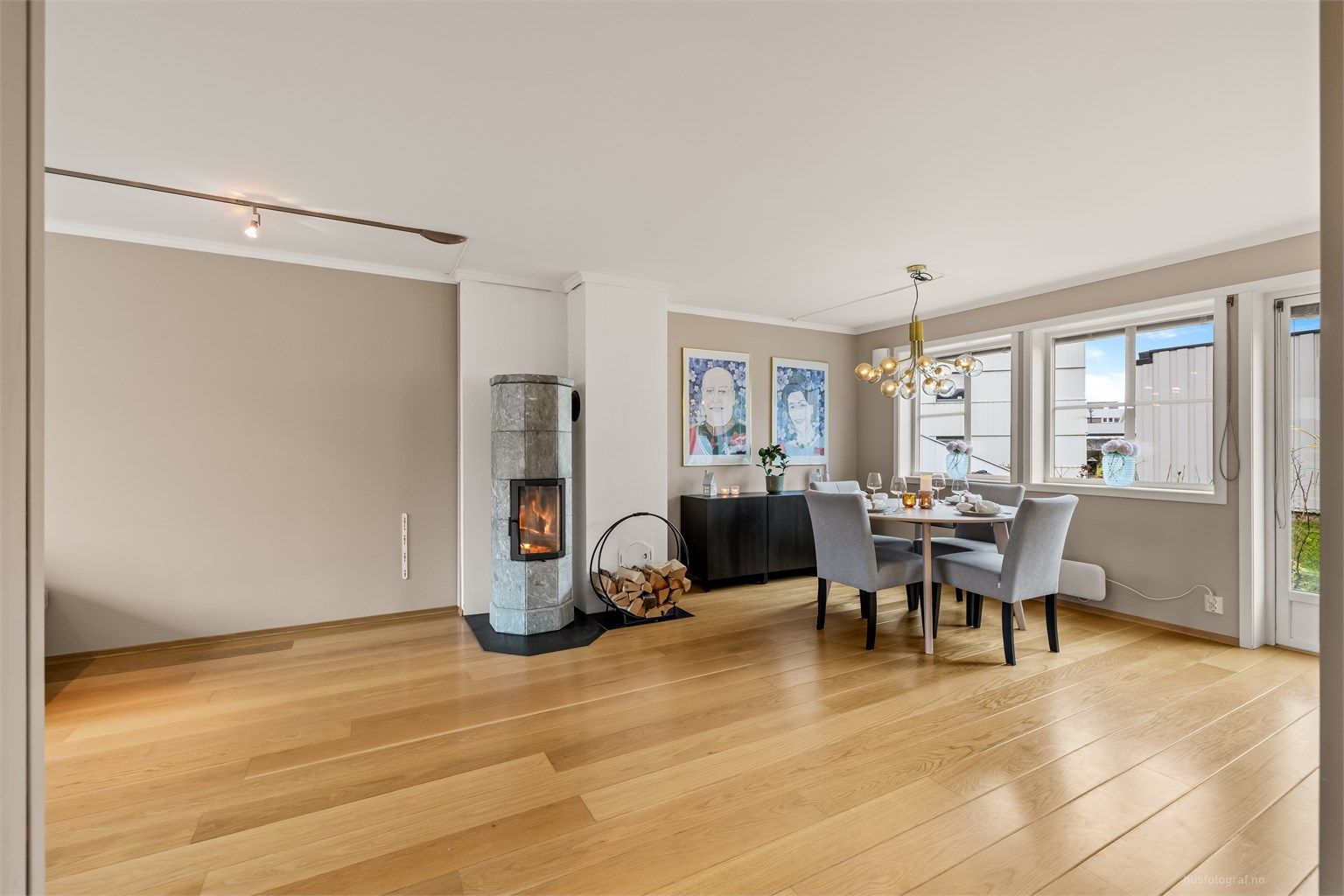 En sentralt plassert peisovn gir både varme og en hyggelig atmosfære i oppholdsrommet.