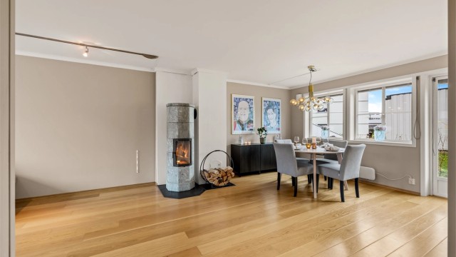 En sentralt plassert peisovn gir både varme og en hyggelig atmosfære i oppholdsrommet.