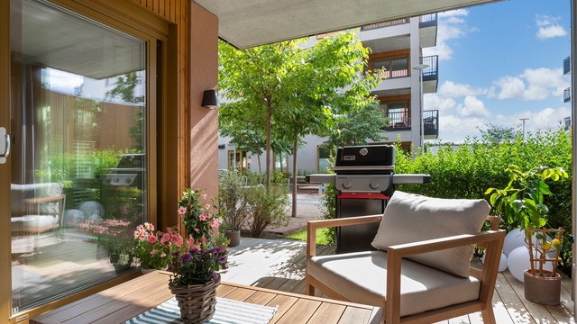 En skjermet og privat uteplass med direkte utgang fra stuen.