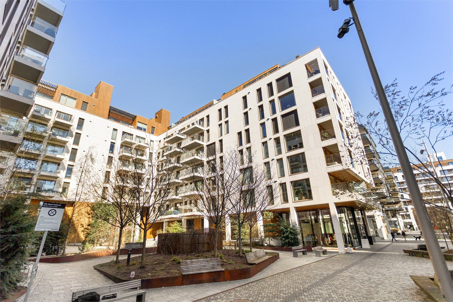 Eiendommen er en del av et moderne boligkompleks fra 2019, med heisadkomst til leiligheten i 4. etasje.