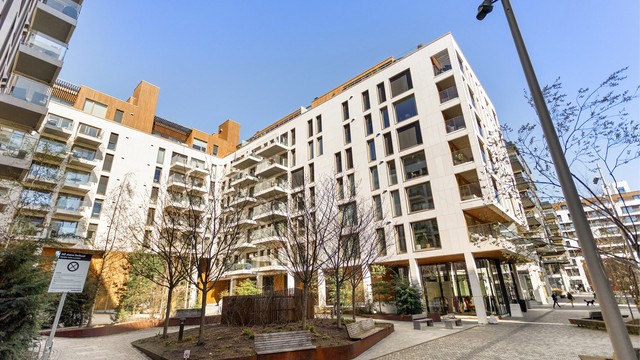 Eiendommen er en del av et moderne boligkompleks fra 2019, med heisadkomst til leiligheten i 4. etasje.