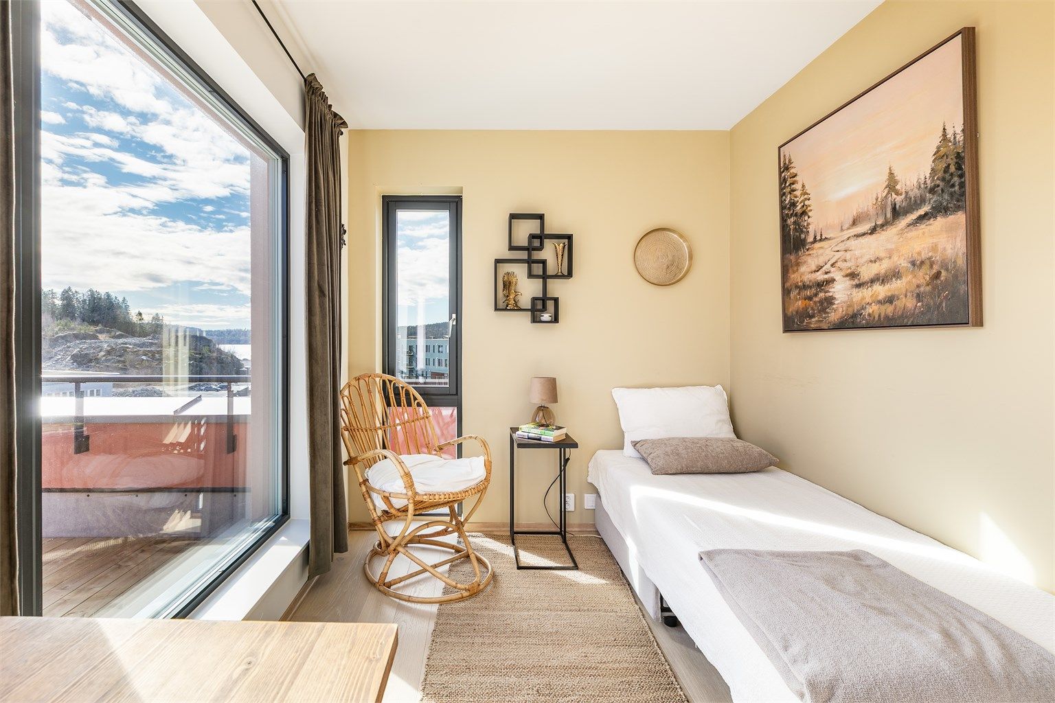 Toppetasjens rom har flere bruksmuligheter; eksempelvis som soverom, TV-stue, hjemmekontor eller bibliotek.