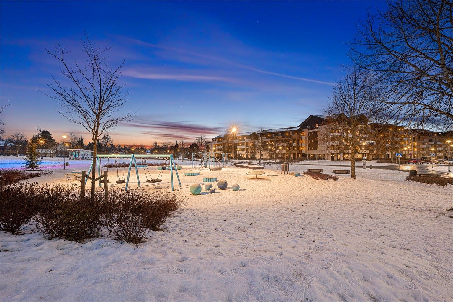 Omkring Såvegen finnes mange flotte grøntarealer og turmuligheter for liten, stor og firbente. Lekeplasser, butikker, cafeer, restauranter m.m. Alt i umiddelbart nærhet 