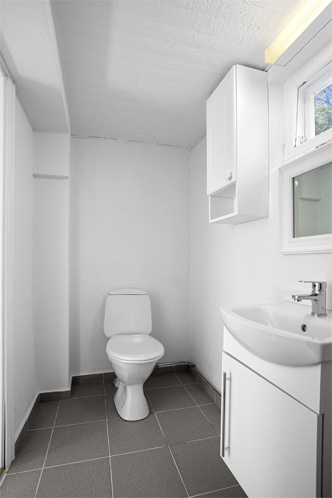 Badet i underetasjen ble oppgradert i 2026 og har vegghengt servantinnredning.