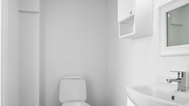 Badet i underetasjen ble oppgradert i 2026 og har vegghengt servantinnredning.