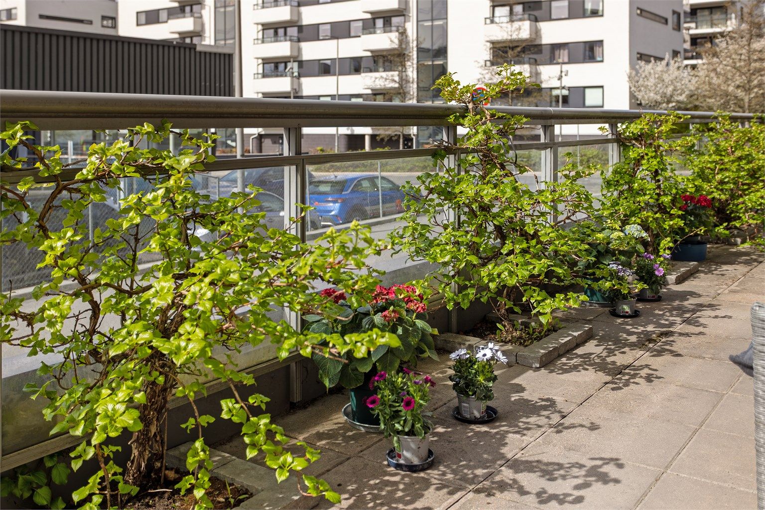 Den romslige terrassen på ca. 20 m² er sydvestvendt og blir en naturlig forlengelse av stuen.
