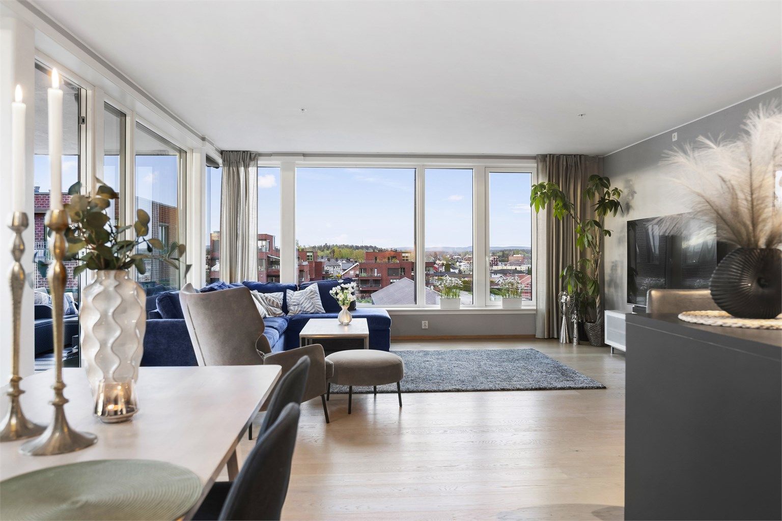 Fra stue/kjøkken er det flott utsikt over nærområdet