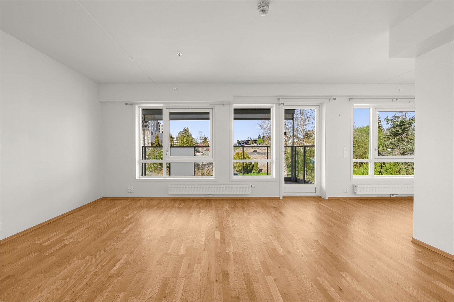 Store vindusflater og godt med naturlig lys.