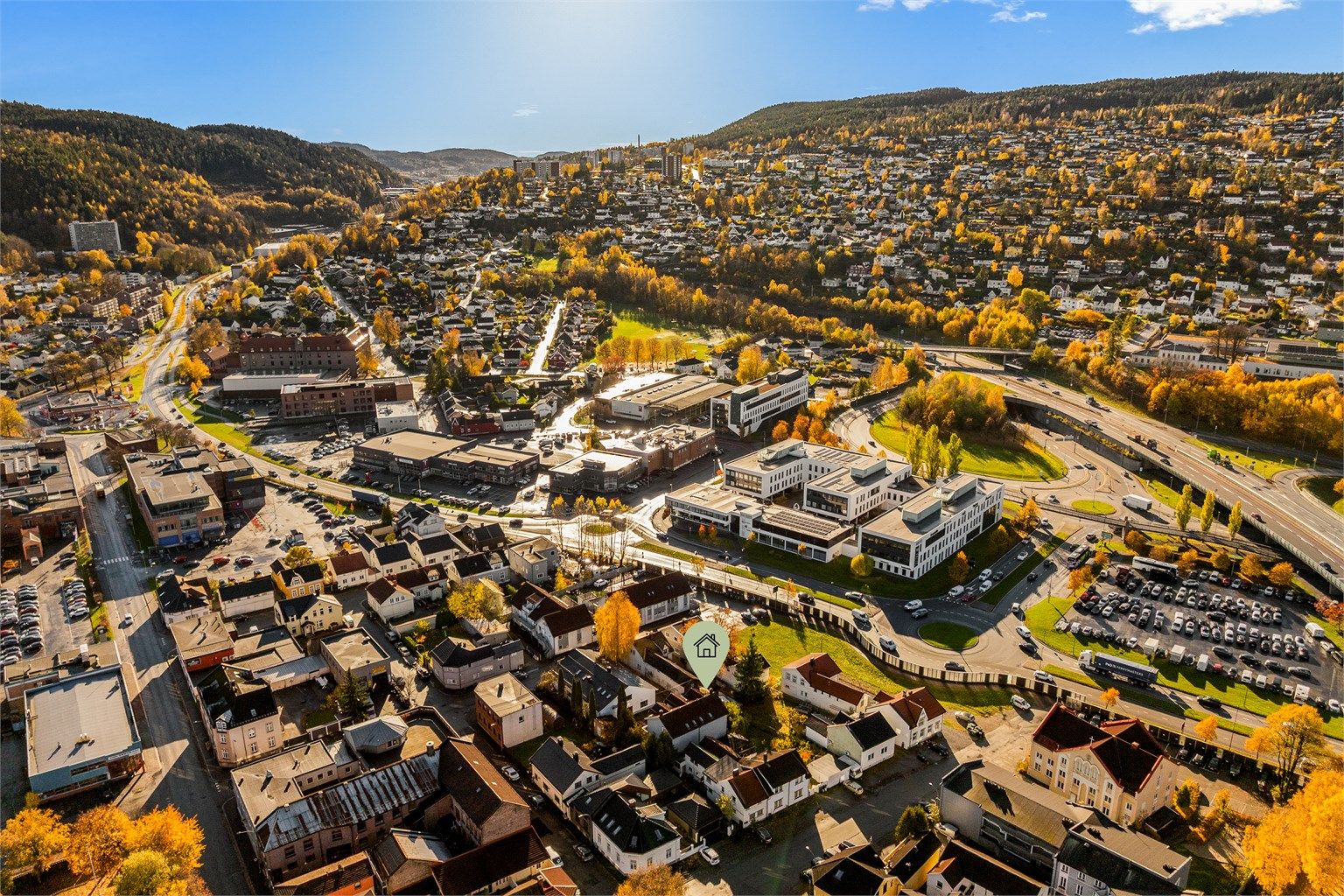 Det er også kort gangavstand til holdeplass ved Bangeløkka med ekspressbuss til bl.a. Kristiansand og Notodden.