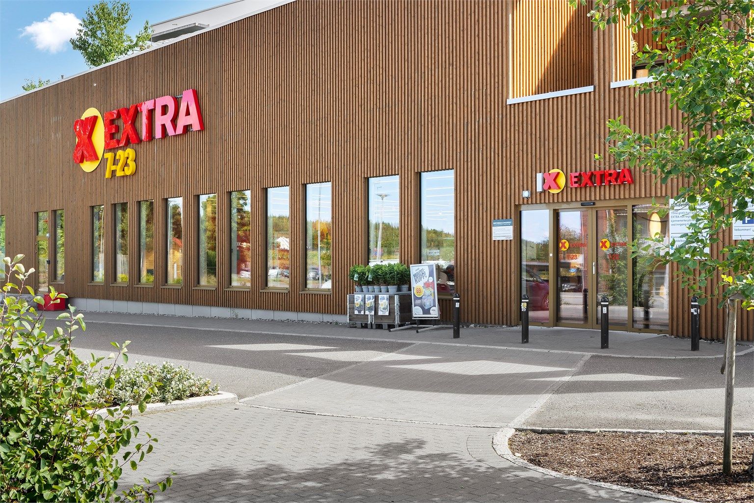 Dagligvarehandelen kan gjøres på Coop Extra, som ligger i tilknytning til feltet.