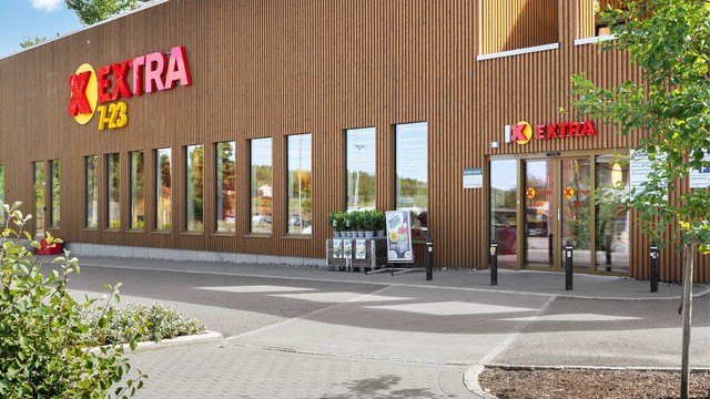 Dagligvarehandelen kan gjøres på Coop Extra, som ligger i tilknytning til feltet.