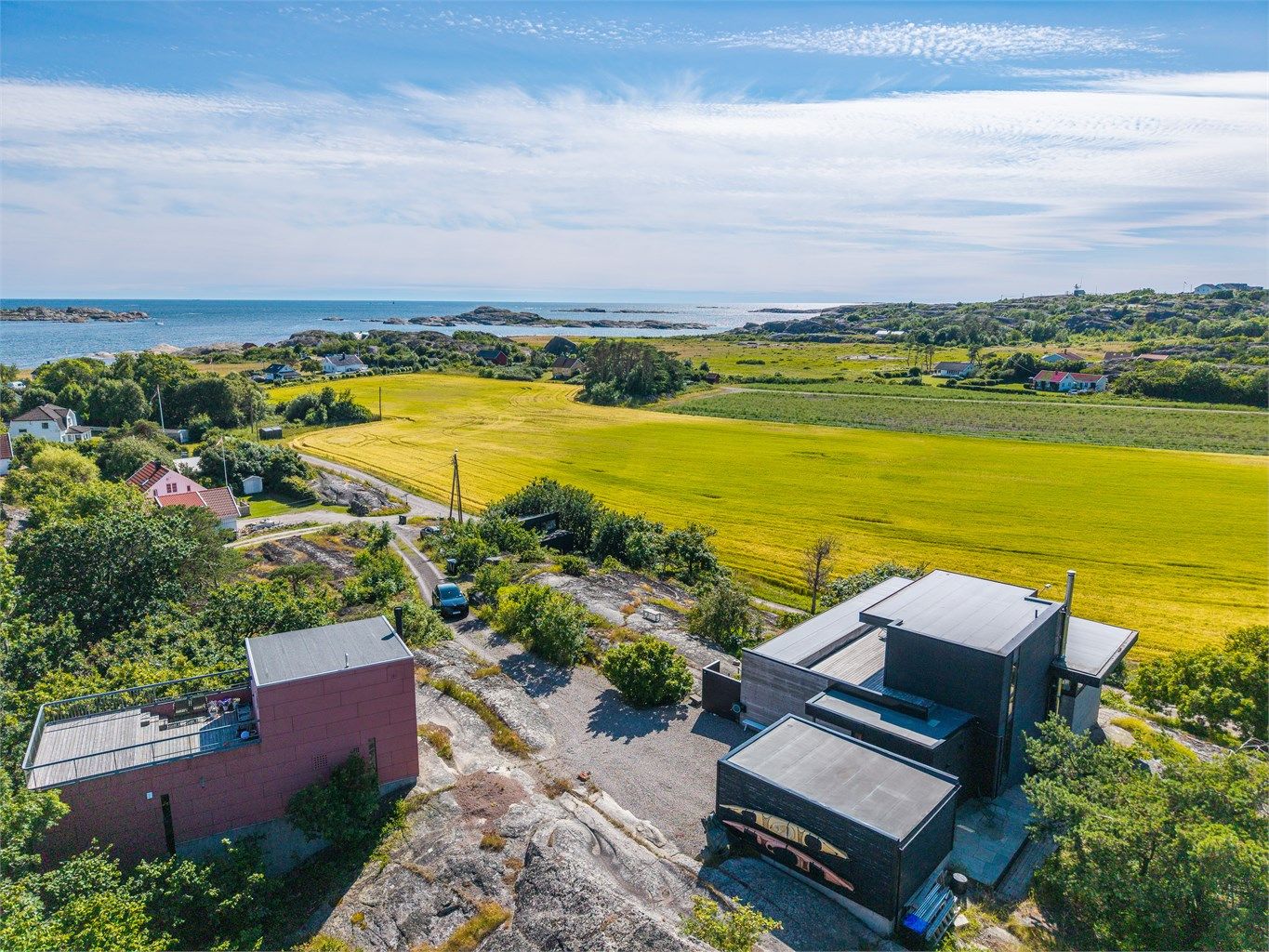 Boligen er fundamentert direkte på fjellet, og kombinasjonen av betong, tre og store glassflater skaper en unik dialog med den omkringliggende naturen og havet.