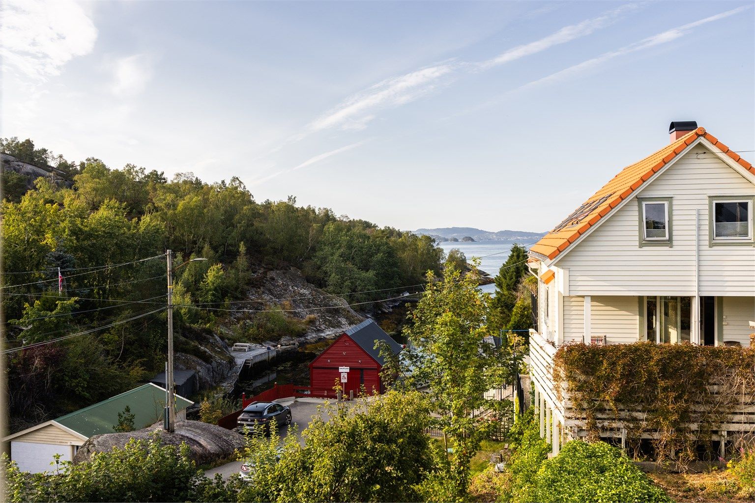 Noe sjøutsikt også fra loftsetasjen mot nord