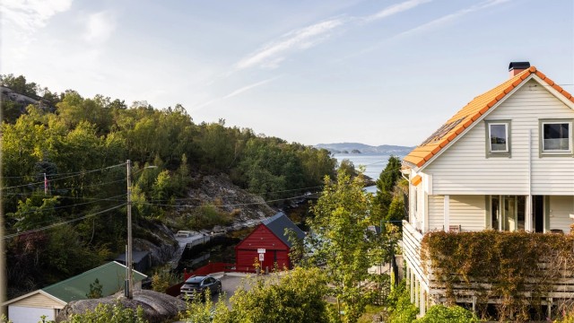 Noe sjøutsikt også fra loftsetasjen mot nord