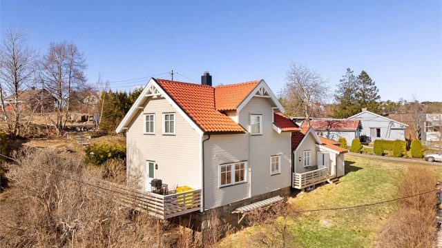 Olaf Eidsæthers vei 15C presenteres av Raymond Bøhn i Krogsveen. Leiligheten utgjør tomannsboligens andre etasje.
Fotograf; Kristoffer Kristiansen.