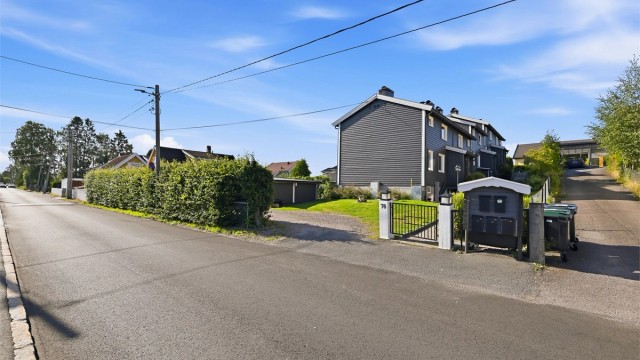 Eiendommen ligger i et rolig og etablert boligområde på Stovner.
