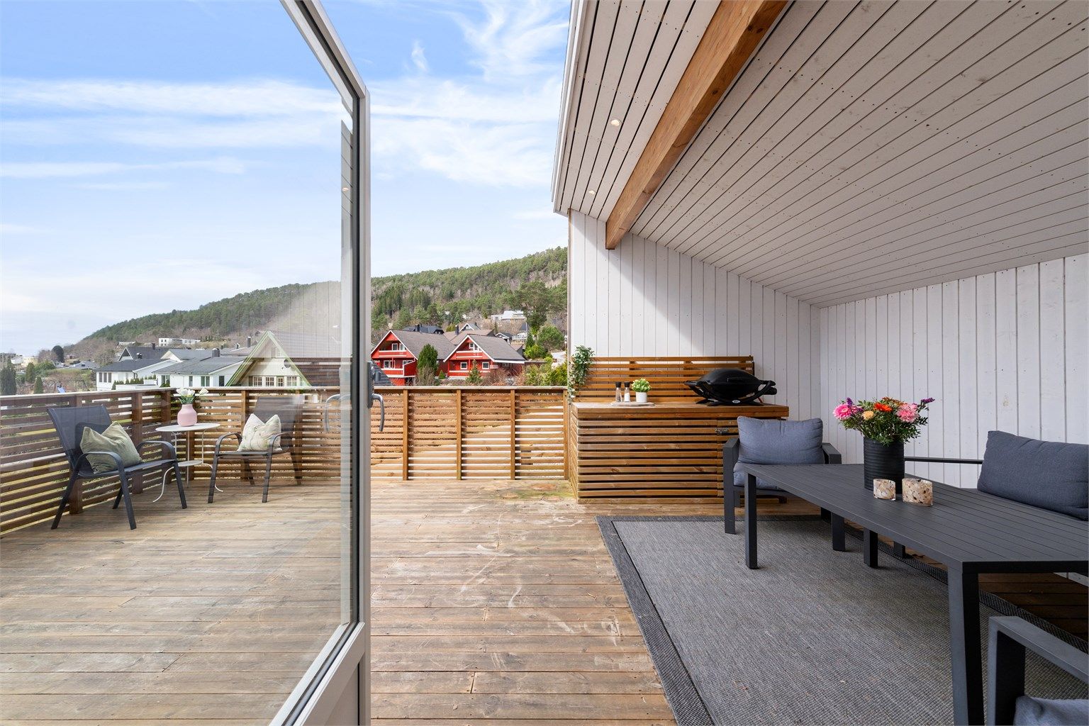 Balkongdøren binder stuen og verandaen sammen på en elegant måte.