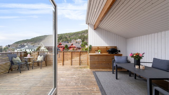 Balkongdøren binder stuen og verandaen sammen på en elegant måte.