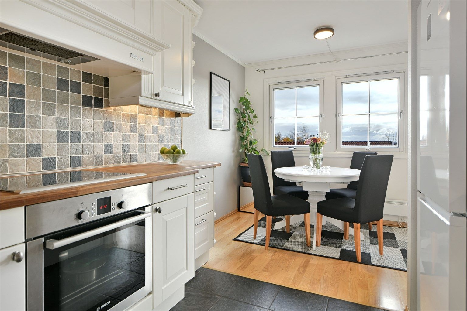 Spiseplass- i forlengelse av kjøkkenet er det plass til spisebord med plass til familien