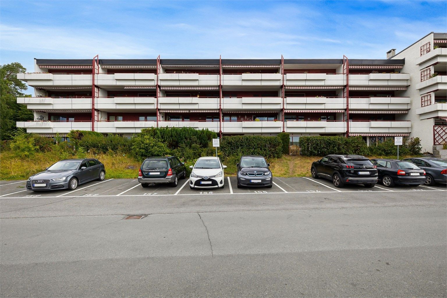 Parkering fordeles av styret etter søknad. Utover dette er det gateparkering etter områdets bestemmelser