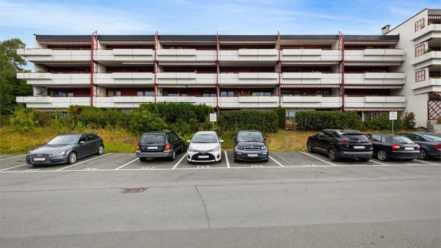 Parkering fordeles av styret etter søknad. Utover dette er det gateparkering etter områdets bestemmelser
