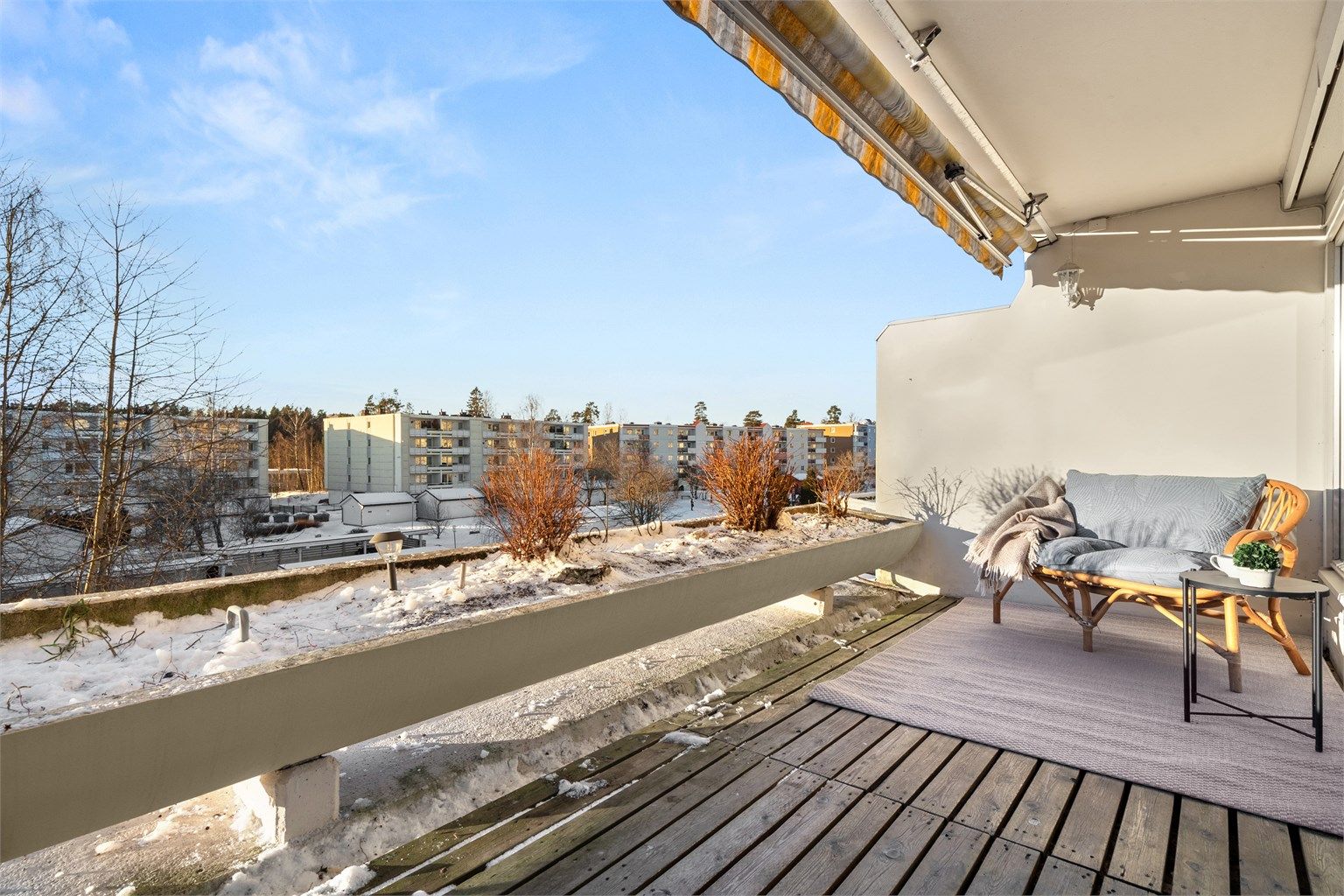 Fra stuen er det utgang til stor og hyggelig vestvendt balkong på 10 kvm med fint utsyn.