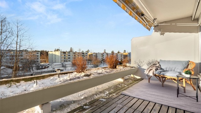 Fra stuen er det utgang til stor og hyggelig vestvendt balkong på 10 kvm med fint utsyn.