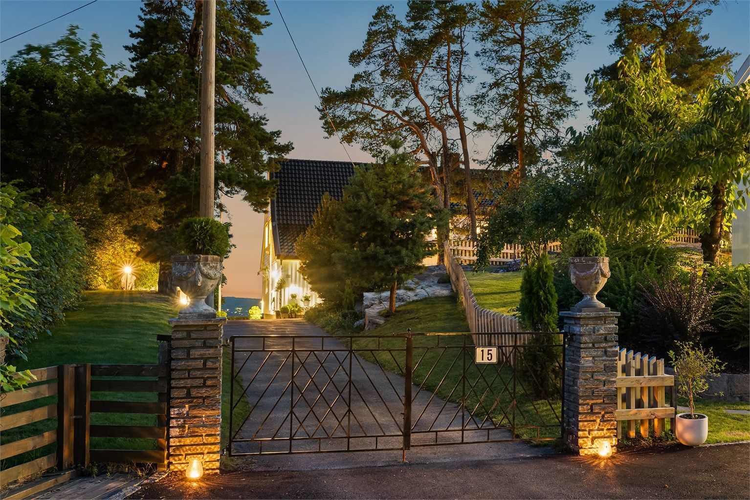 Den store tomten på hele 1 658 kvm byr på en usjenert og barnevennlig ramme, kun 2–3 minutters gange fra Kastellet trikkeholdeplass og kort vei til skole og servicetilbud