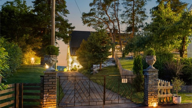 Den store tomten på hele 1 658 kvm byr på en usjenert og barnevennlig ramme, kun 2–3 minutters gange fra Kastellet trikkeholdeplass og kort vei til skole og servicetilbud