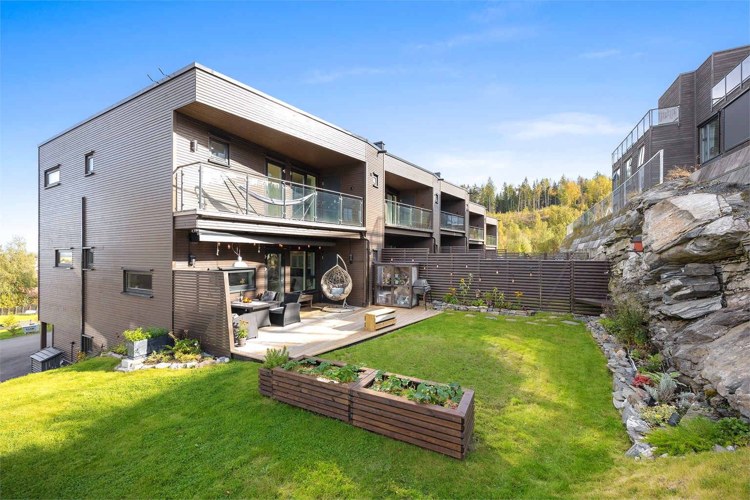 Boligen er moderne, med stilrene overflater, gulvvarme og varmepumpe.