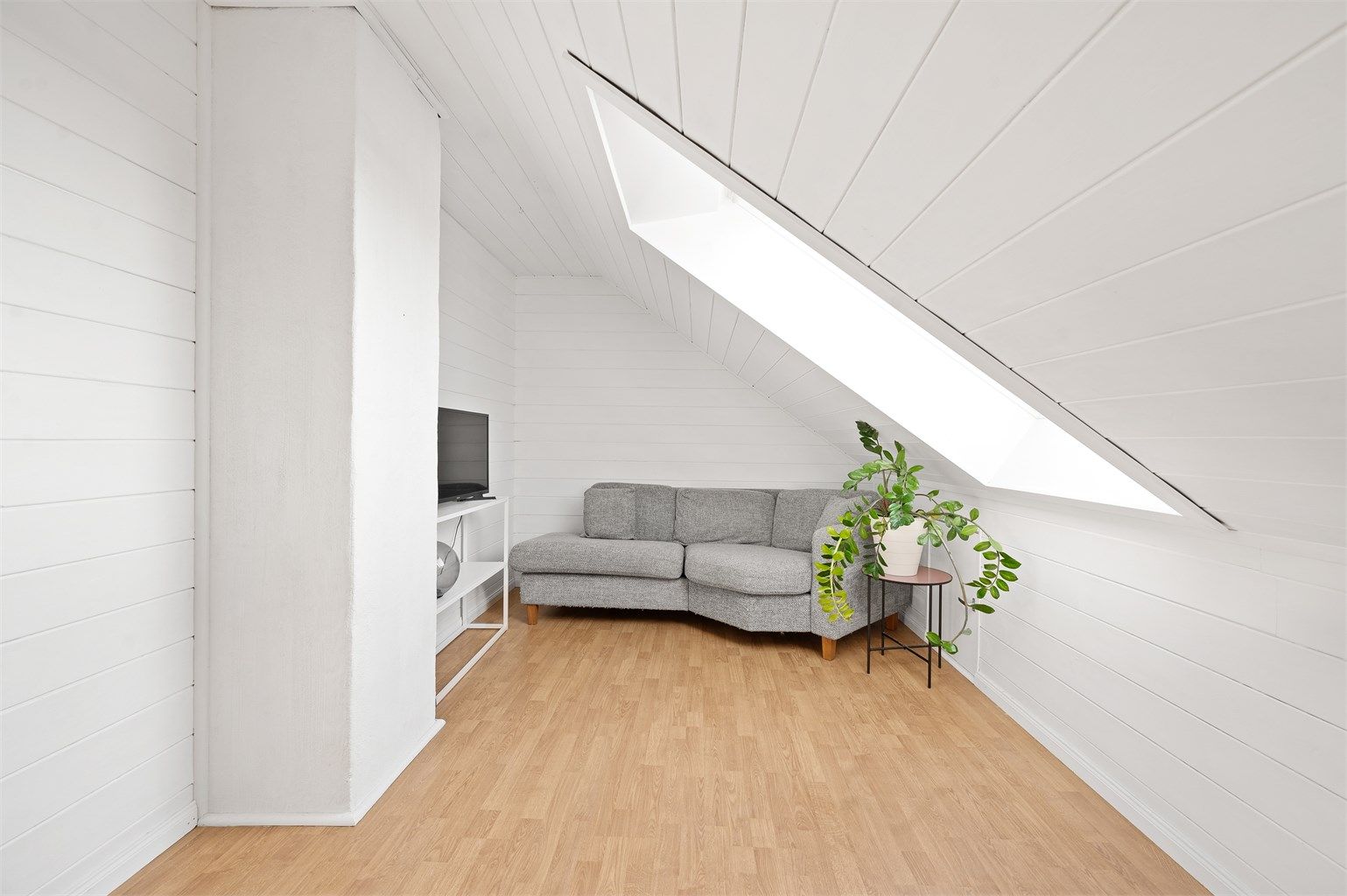 Innredet rom på loftet som egner seg godt som en ekstra TV-stue eller lekerom.