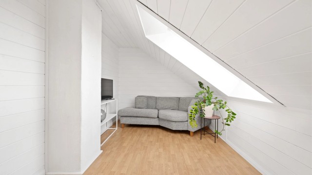 Innredet rom på loftet som egner seg godt som en ekstra TV-stue eller lekerom.
