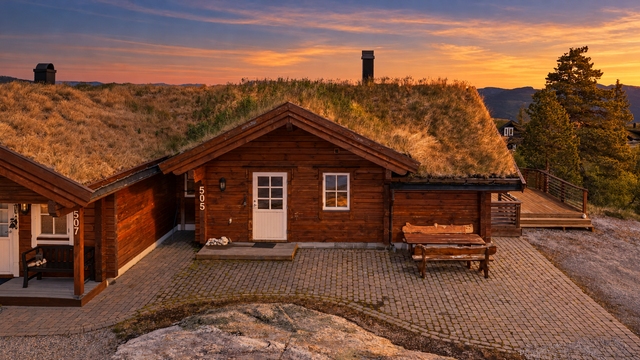Her kan man nyte de vakreste soloppganger bak fjellkjedene (bildet er ai generert)