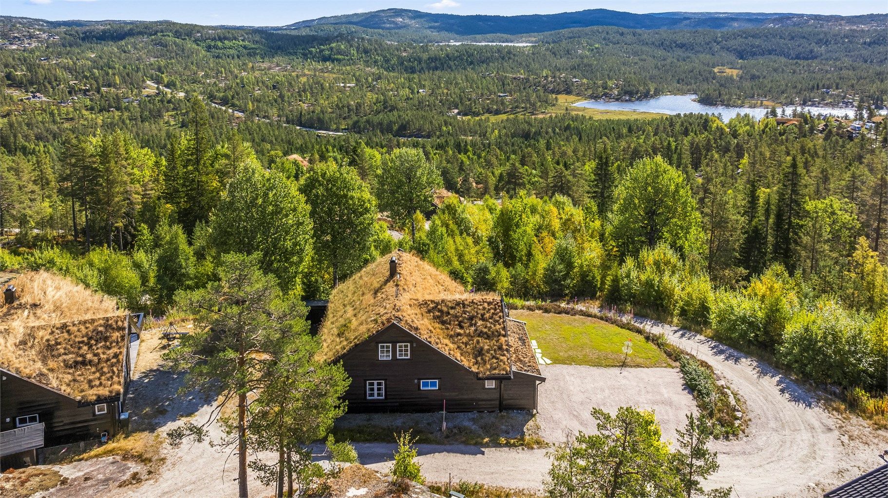 Hytta ligger i et etablert hytteområde på Gautefall.