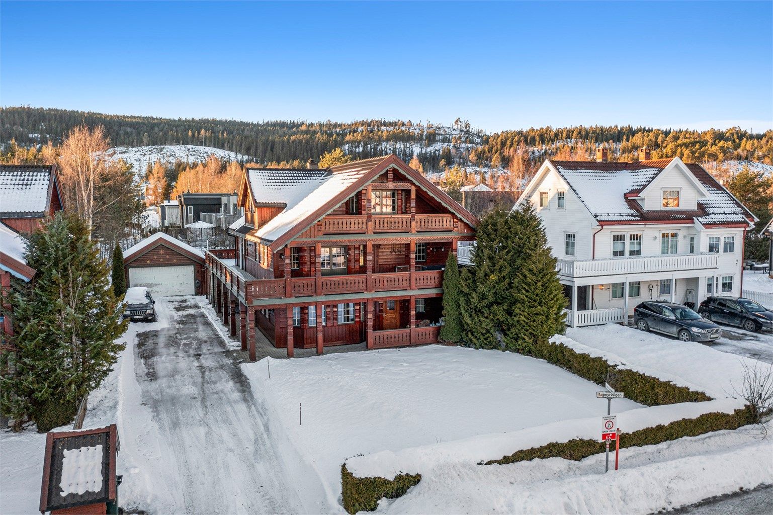 Velkommen til Sagmyrvegen 23 - og denne innholdsrike eiendommen beliggende i et rolig og sentralt område på Tanem i Klæbu! 