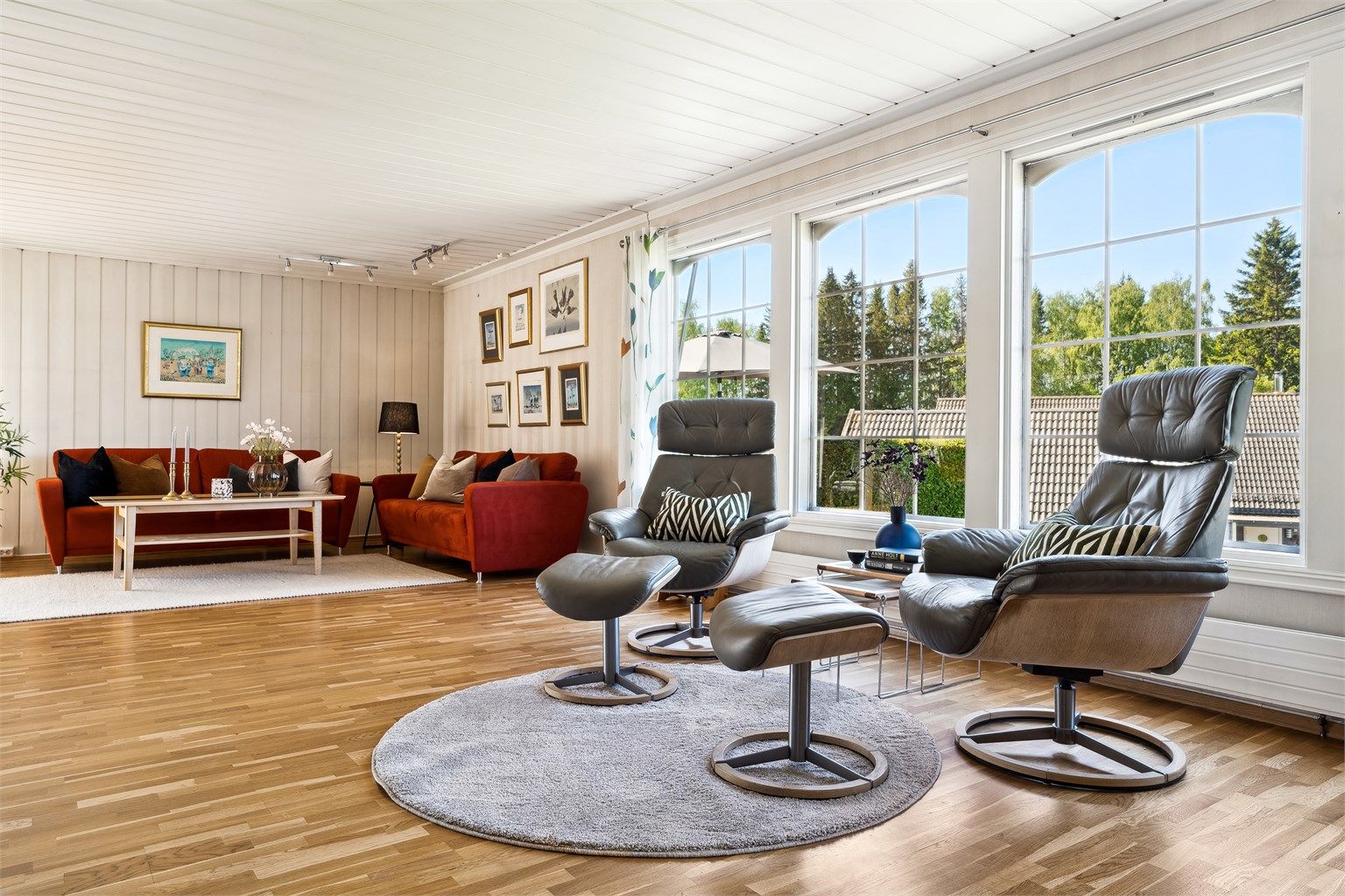 Store vinduer mot syd gir stuen godt med naturlig lys