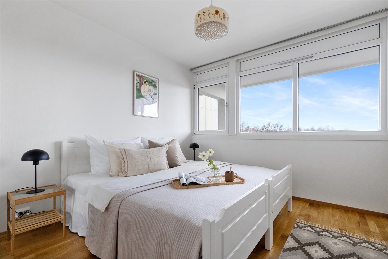 Innbydende hovedsoverom med god plass til dobbeltseng og tilhørende møbler. Store vinduer slipper inn rikelig med dagslys og skaper en luftig atmosfære.