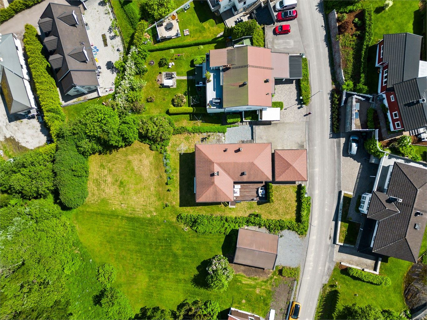 Eiertomt på totalt 1.180 kvm og består av to gårds- og bruksnummer. Boligens hus står på gnr. 77, bnr. 1135 med en tomtestørrelse på 690,2 og med tomt på gnr. 77, bnr. 1691 med en tomtestørrelse på 489,8.