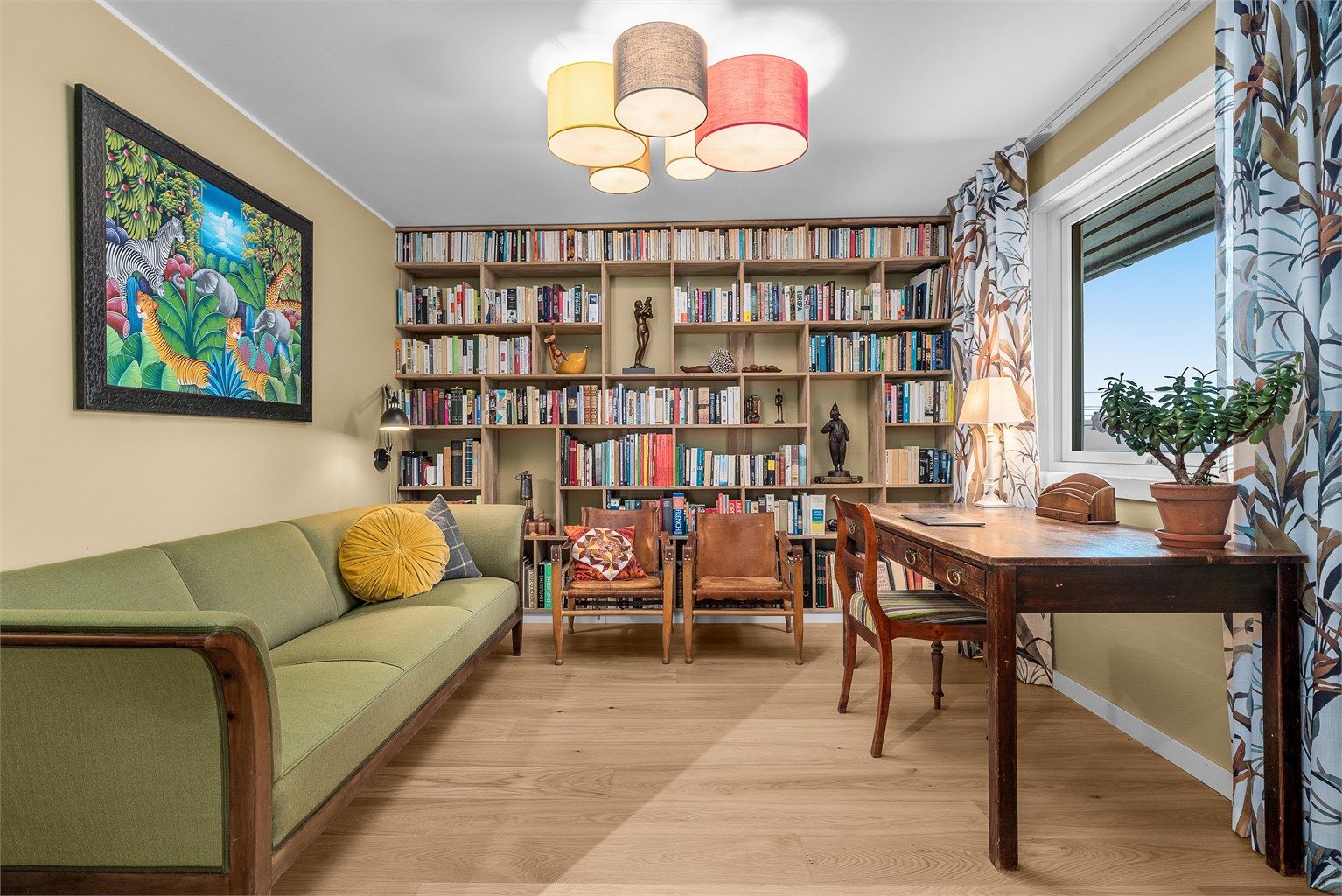 Soverom - innredet som kontor/bibliotek