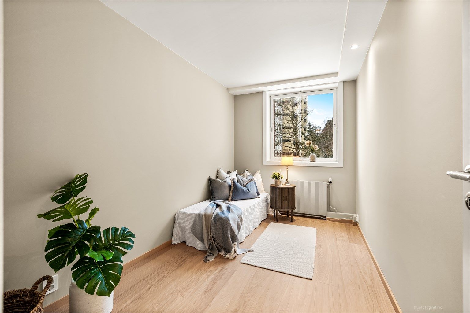 Det andre soverommet er lyst og har downlights i takkasse.